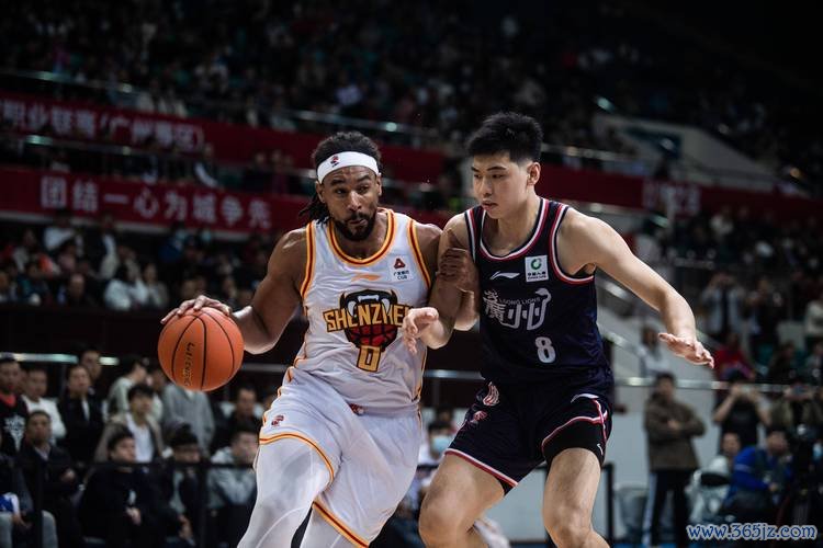 萨林杰32+15+11率深圳击败上海 刘铮20分周鹏贡献15分