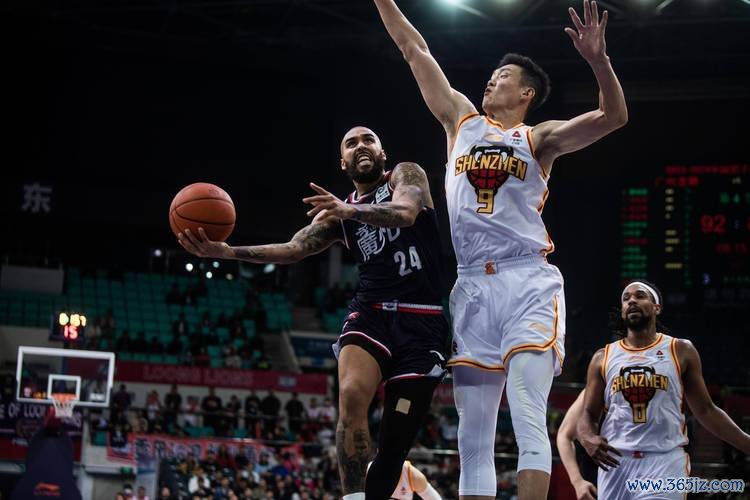 萨林杰32+15+11率深圳击败上海 刘铮20分周鹏贡献15分