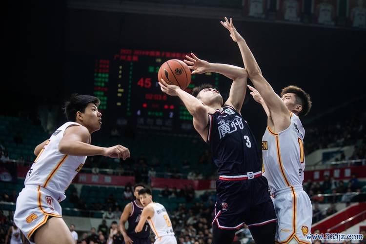 萨林杰32+15+11率深圳击败上海 刘铮20分周鹏贡献15分